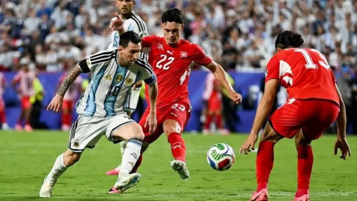 ionel Messi mengawal permainan Argentina saat menghadapi Swiss pada laga perempat final Piala Dunia 2026 di Arrowhead Stadium, Kansas City, Minggu (12/7).