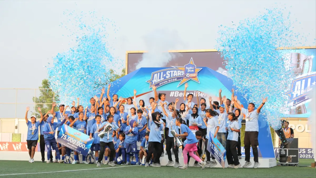KERJA&nbsp;KERAS:&nbsp;Pemain&nbsp;dan&nbsp;ofisial&nbsp;tim&nbsp;Akademi&nbsp;Persib&nbsp;Bandung&nbsp;merayakan&nbsp;gelar&nbsp;juara&nbsp;Hydroplus&nbsp;Soccer&nbsp;League&nbsp;U-18.&nbsp;(GALIH&nbsp;ERLAMBANG&nbsp;W/&nbsp;Radar&nbsp;Kudus)