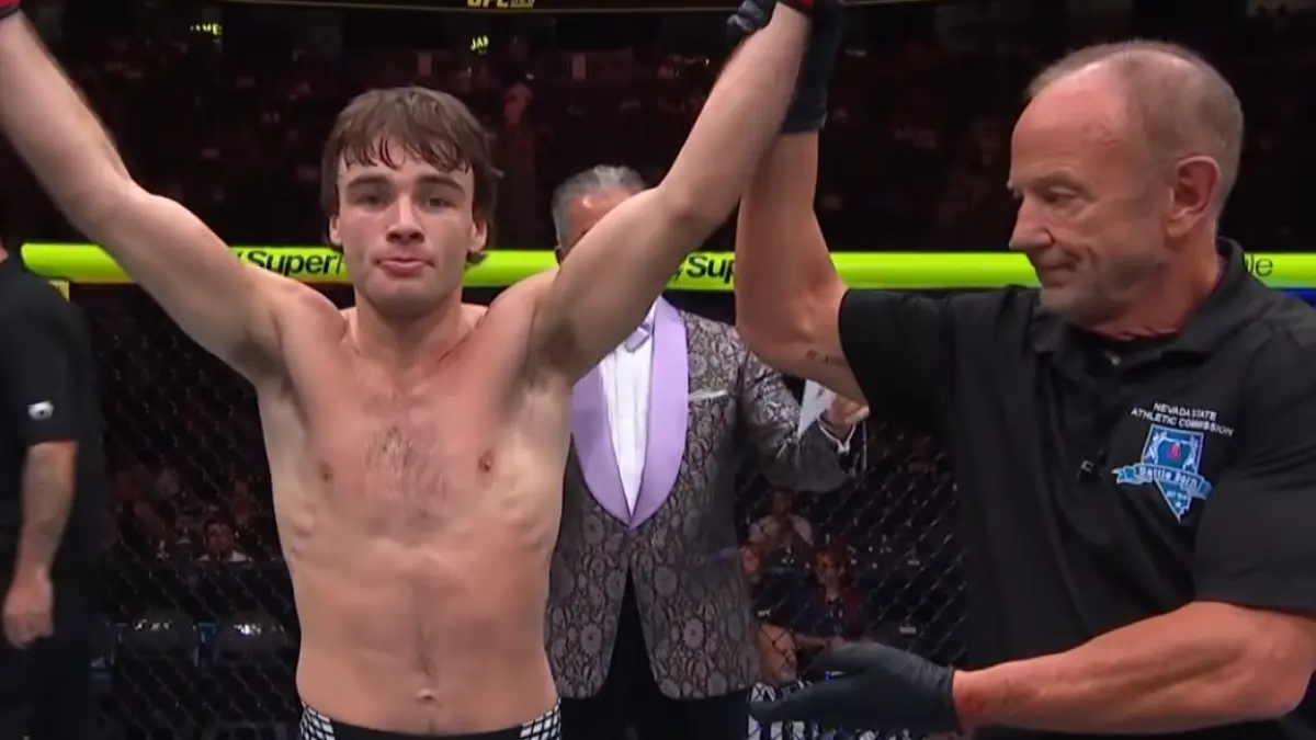 Luke Riley Hancurkan Kai Kamaka III dengan KO Cepat di UFC 329, Kontroversi Penghentian Laga Curi Perhatian Joe Rogan.