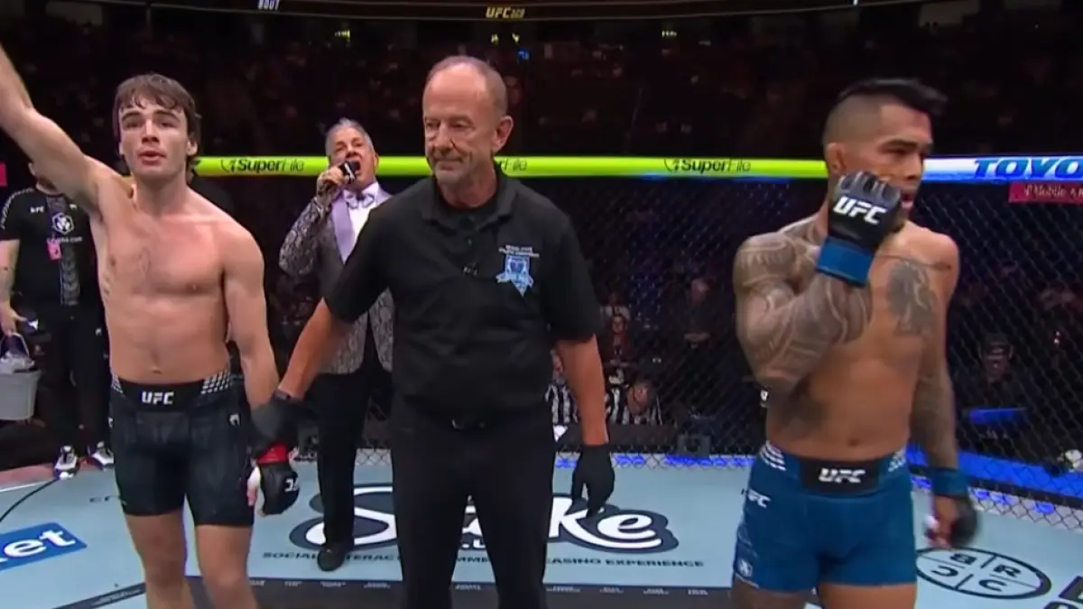 Luke Riley Pertahankan Rekor Sempurna di UFC 329, TKO atas Kai Kamaka III Diwarnai Perdebatan Penghentian Laga.