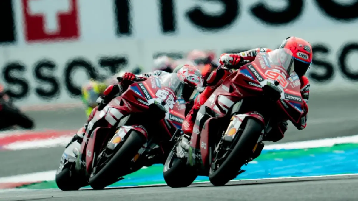 Marc Marques saat sedang cornering dibuntuti rider bernomor 63.