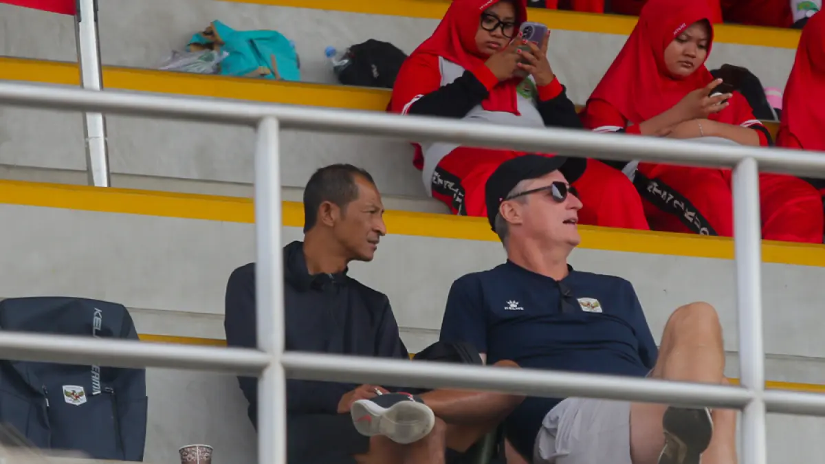MENJARING: Head Coach MilkLife Soccer Challenge (MLSC) Timo Scheunemann memantau pesepak bola putri yang bertanding di ajang Hydroplus Soccer League. (GALIH ERLAMBANG W/ Radar Kudus)