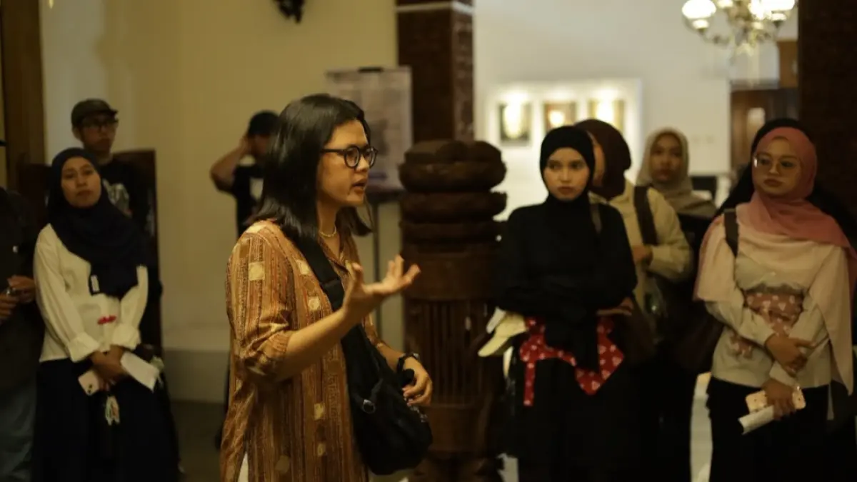 ANTUSIAS: Pemuda di Jepra tengah mengikuti walking tour yang diadakan oleh Komunitas Trah Kalinyamat di Museum Kartini dan sejumlah situs bersejarah di Jepara pada Minggu (12/7). (ANIS UNTUK RADAR KUDUS)