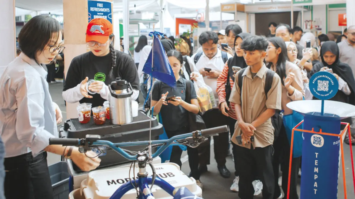 ANTUSIAS: Tim #PuntungBeruntung melalui Mobile HUB mengedukasi pengunjung Jakarta Kreatif Festival akan pentingnya bertanggung jawab pascakonsumsi. (PT NTI UNTUK RADAR KUDUS)