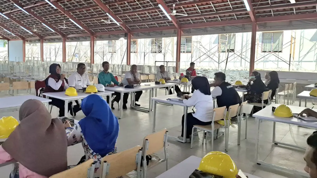 ARAHAN: Tim transisi bahas persiapan MPLS Sekolah Rakyat (SR) di Kaliombo,&nbsp;Sulang bertempat di ruang makan SRT Rembang, Jumat lalu (10/7). (PEMKAB REMBANG UNTUK RADAR KUDUS)