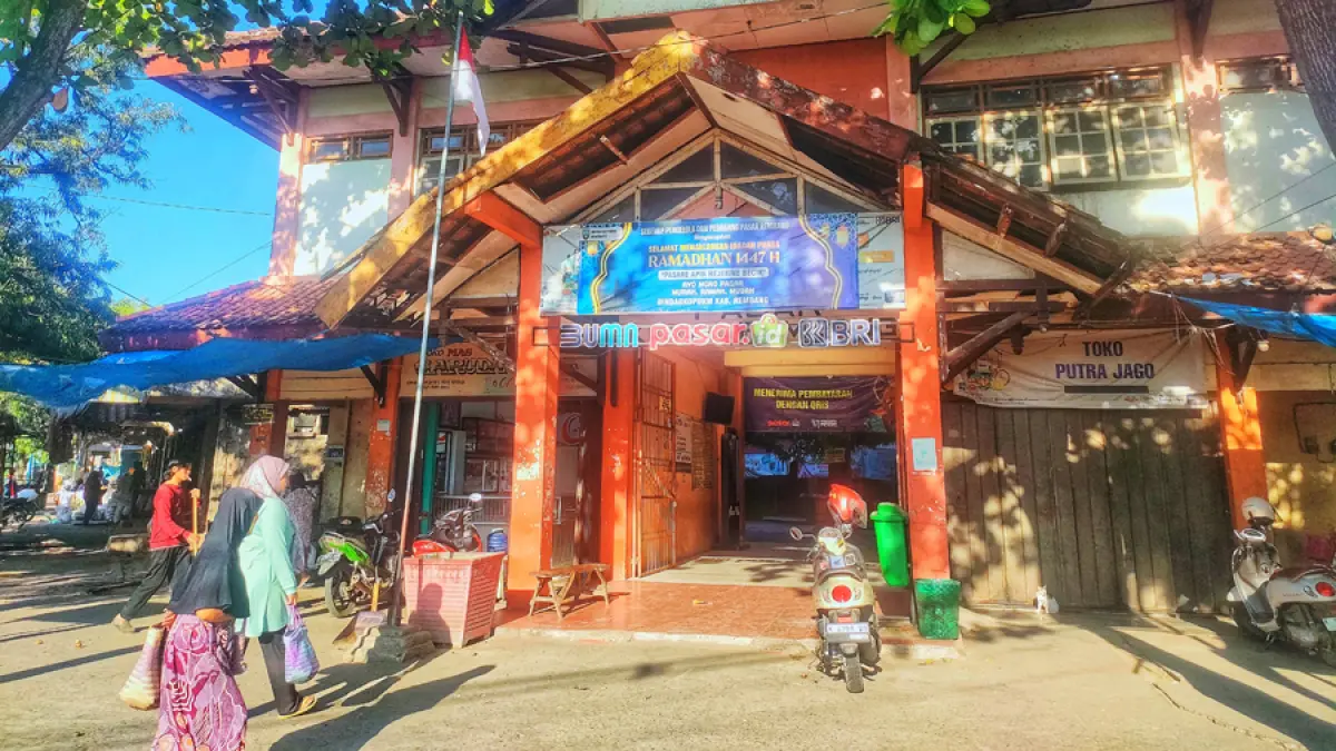 BELANJA: Warga hendak belanja di pasar Kota Rembang yang saat ini masuk tahap persiapan pembangunan. (WISNU AJI/RADAR KUDUS)