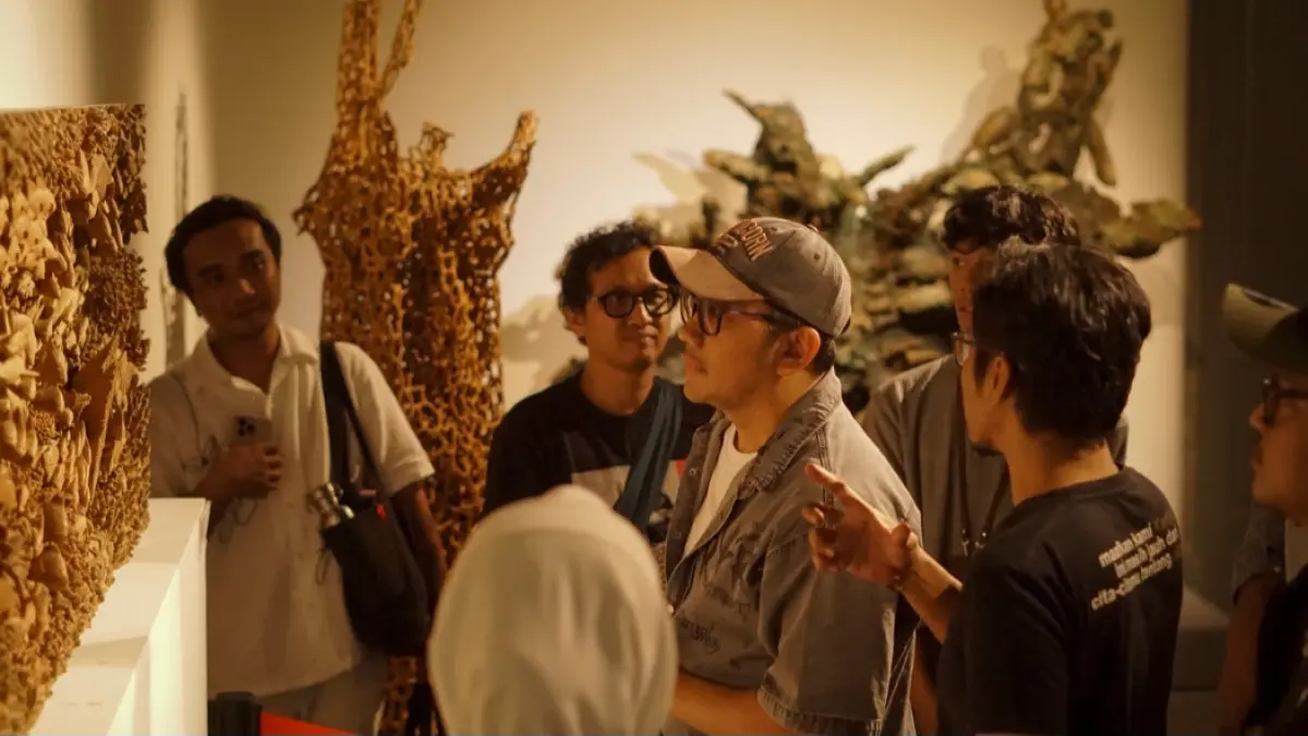 ELEGAN: Sutradara film Kartini Hanung Bramantyo ikut menyaksikan pameran TATAH di Museum Nasional.&nbsp;(TATAH UNTUK RADAR KUDUS)