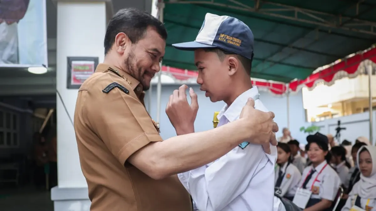 Gubernur Jateng Ahmad Luthfi bercengkerama dengan salah satu siswa SMA Laboratorium UPGRIS Semarang. (PEMPROV JATENG)