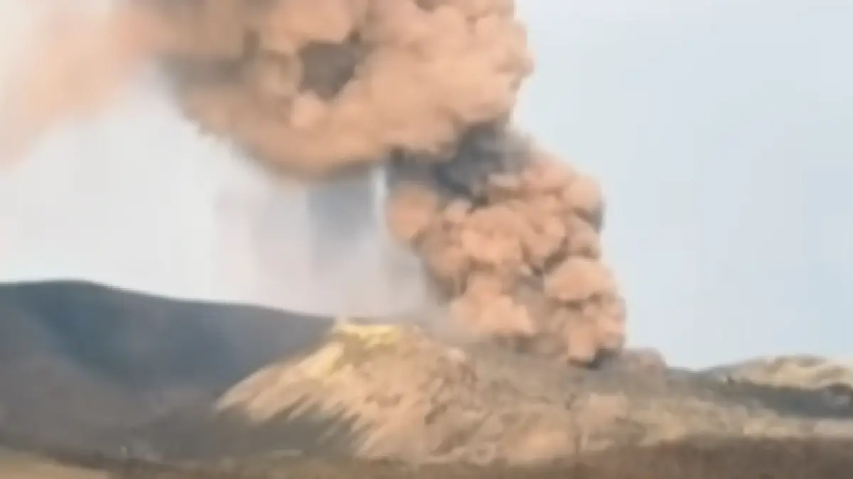 Gunung anak krakatau yang erupsi.