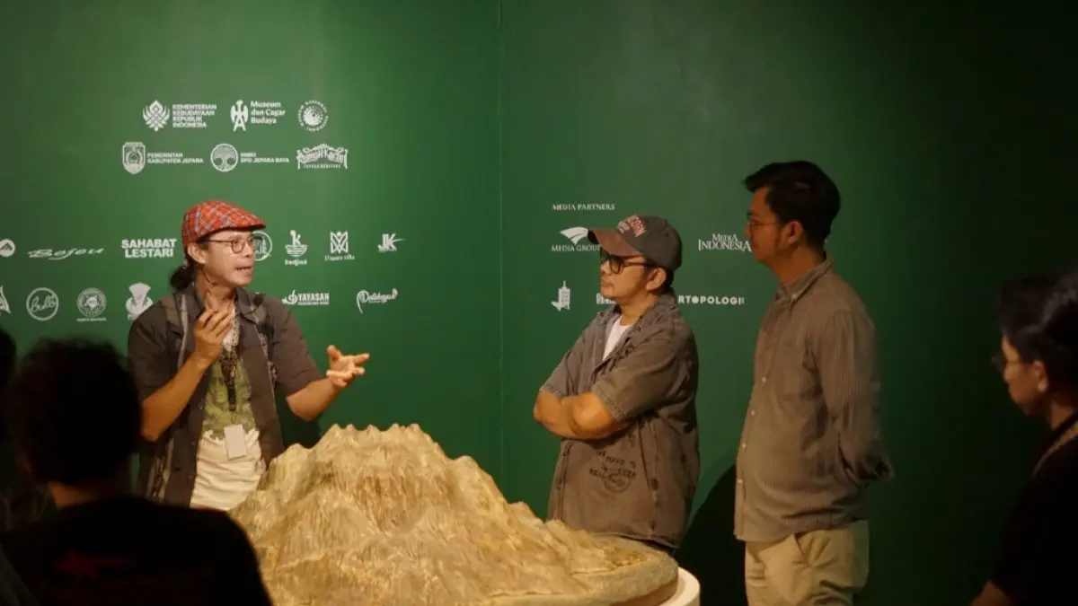 INTERAKTIF: Para pengunjung tengah meninjau ruang pamer usai menonton film seputar Kartini di Ruang Teater, Museum Nasional Indonesia pada Sabtu (11/7). (TATAH UNTUK RADAR KUDUS)