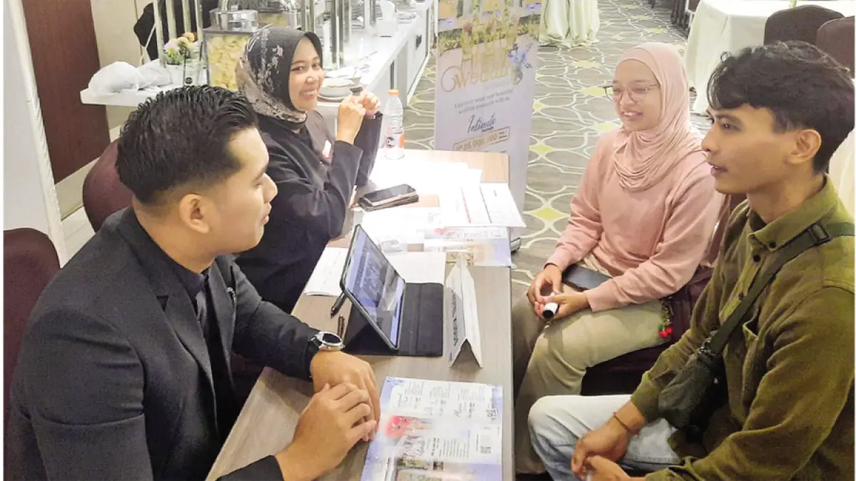 KONSULTASI: Calon pengantin saat konsultasi di stan @HOM penyelanggaraan event Wedding Gallery @HOM kemarin. (INDAH SUSANTI/RADAR KUDUS)