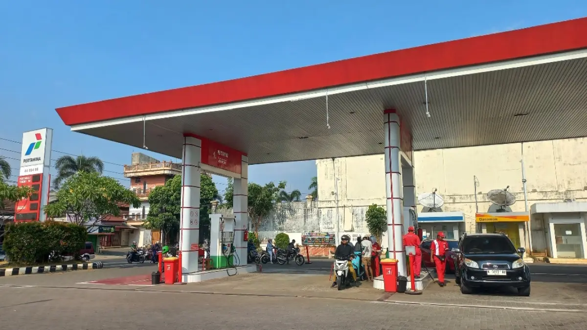LANCAR: Kondisi antrean SPBU Senenan Jepara tampak normal, pada Senin (13/7). (FIKRI THOHARUDIN/RADAR KUDUS)