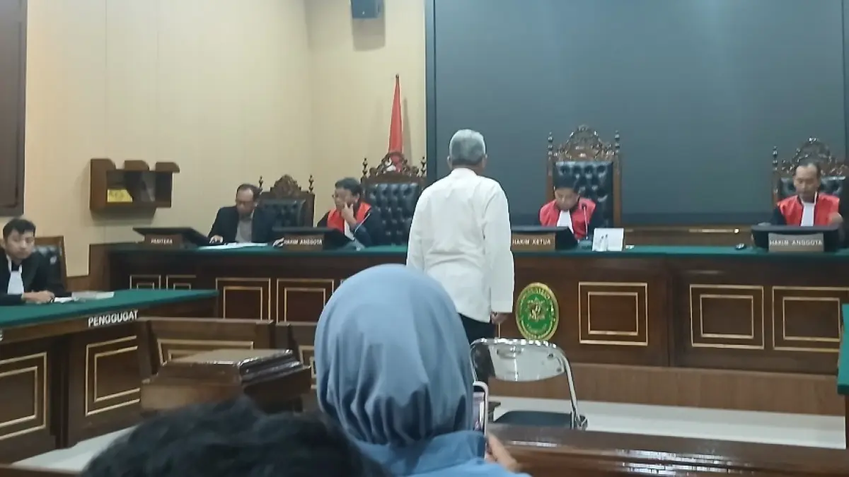 PATUH: Pujianto (baju putih) saat mendengarkan putusan hakim di Pengadilan Negeri Blora beberapa waktu lalu. (EKO SANTOSO/RADAR KUDUS)