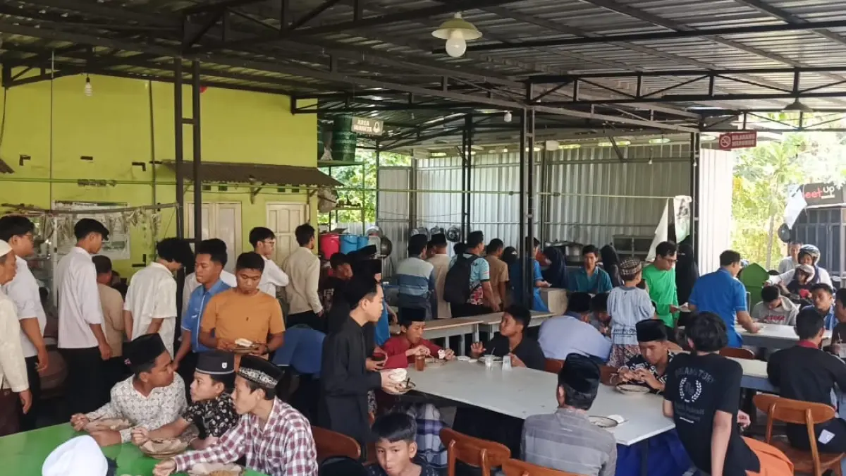 pembagian makanan gratis pada hari jumat di masjid Hizbullah
