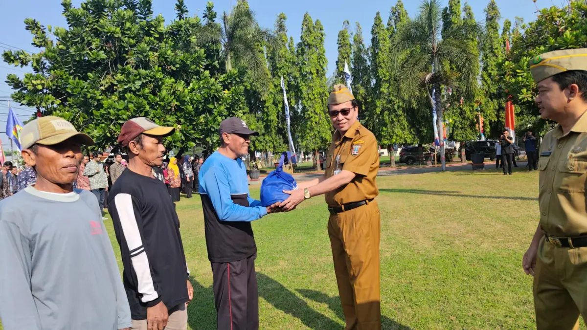 PEMKAB REMBANG UNTUK RADAR KUDUS

BERBAGI: Sekda Rembang Fahrudin menyerahkan paket sembako usai upacara hari Koperasi di halaman kantor Bupati Rembang kemarin.