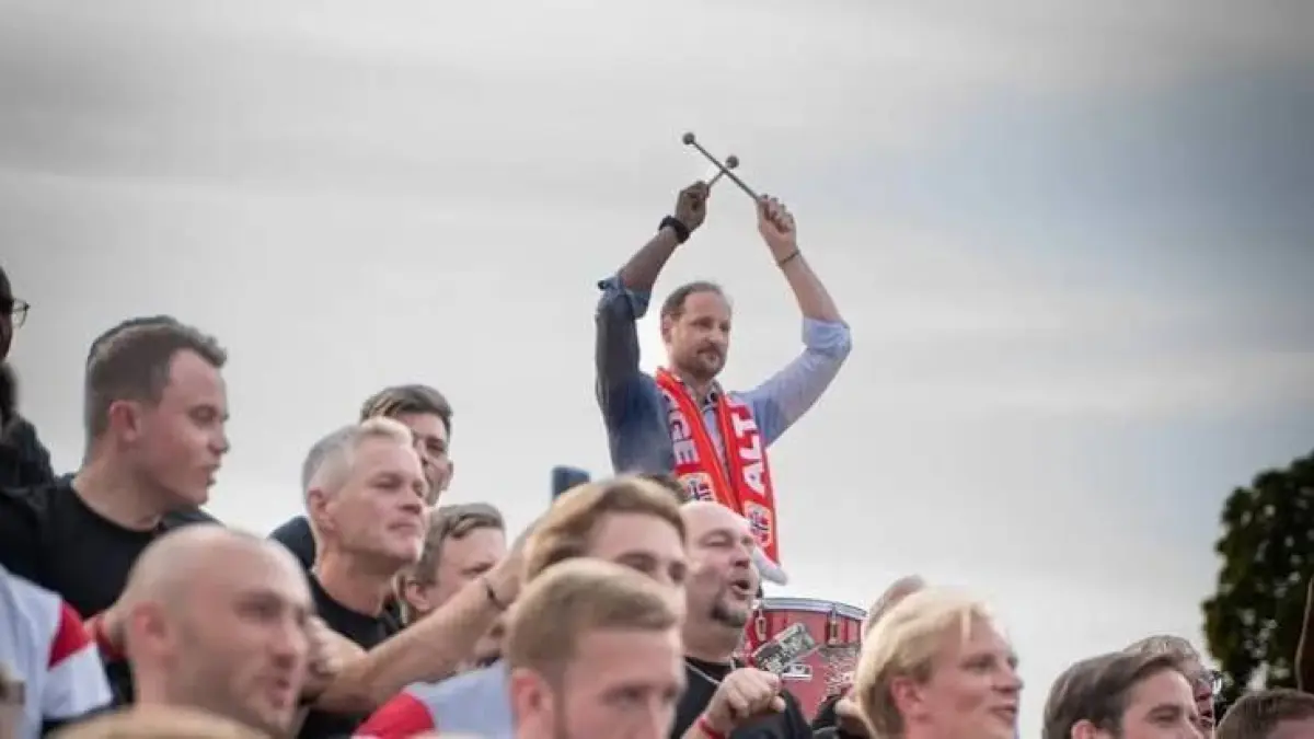 Raja Norwegia King Harald V menyambut Timnas Norwegia di Istana Kerajaan, Oslo, sepulang dari Piala Dunia. Sekitar 10.000 suporter turut memadati jalanan ibu kota untuk memberikan apresiasi kepada Erling Haaland dan rekan-rekannya meski langkah mereka terhenti usai kalah 1-2 dari Inggris.
