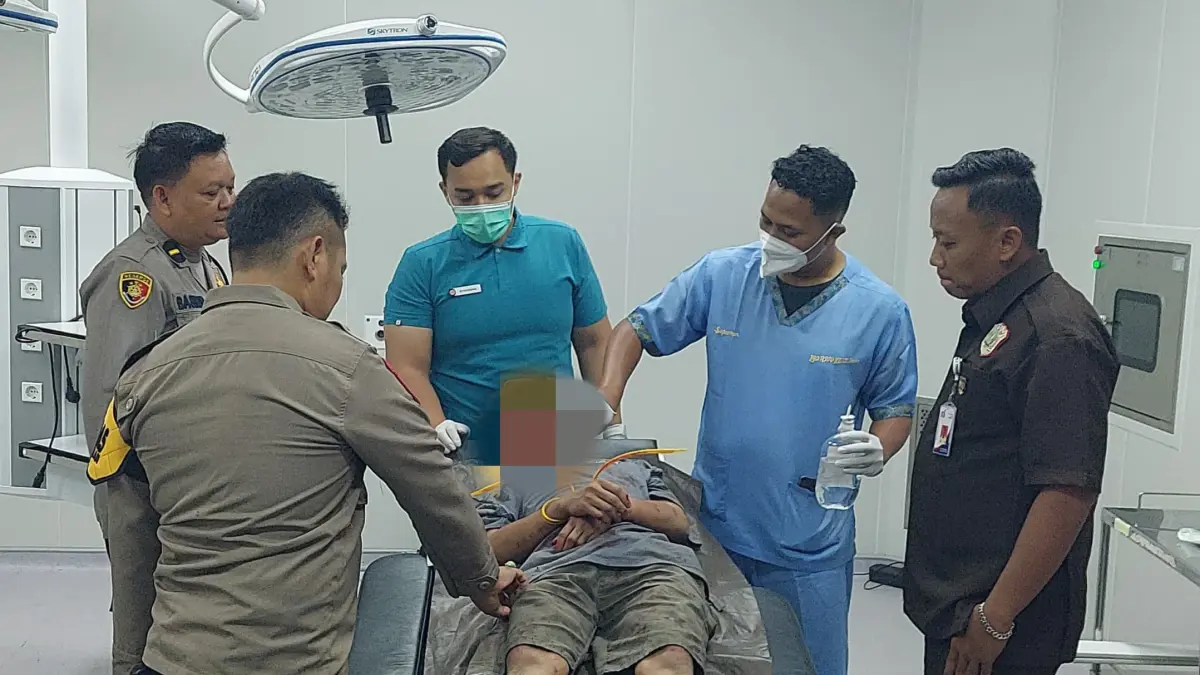 BABAK BELUR: Terduga pelaku percobaan curanmor tak berdaya usai mendapat amukan massa, pada Senin (13/7) petang. (POLSEK KELING UNTUK RADAR KUDUS)