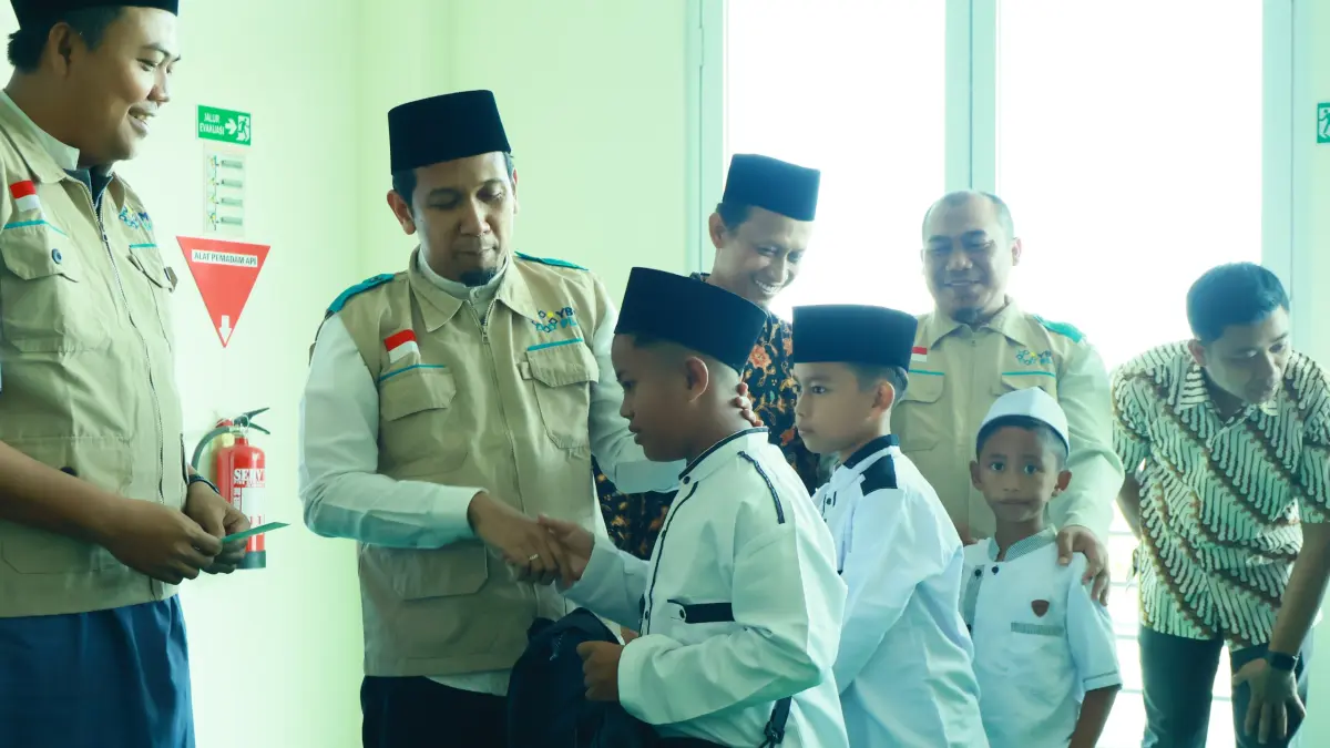 BERIKAN SANTUNAN - YBM PLN UP3 Grobogan berikan santunan kepada 80 anak yatim sebagai wujud kepedulian sosial. 