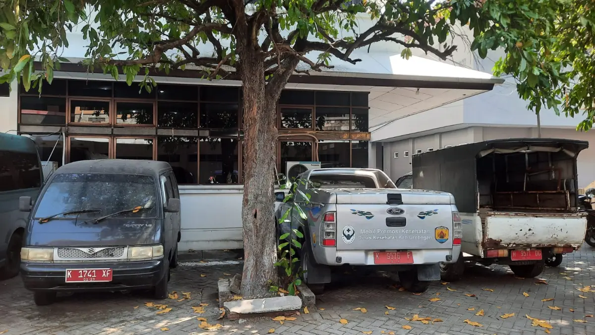 DISIAPKAN LELANG: Sejumlah kendaraan dinas yang disiapkan lelang terparkir di BPPKAD Grobogan. 