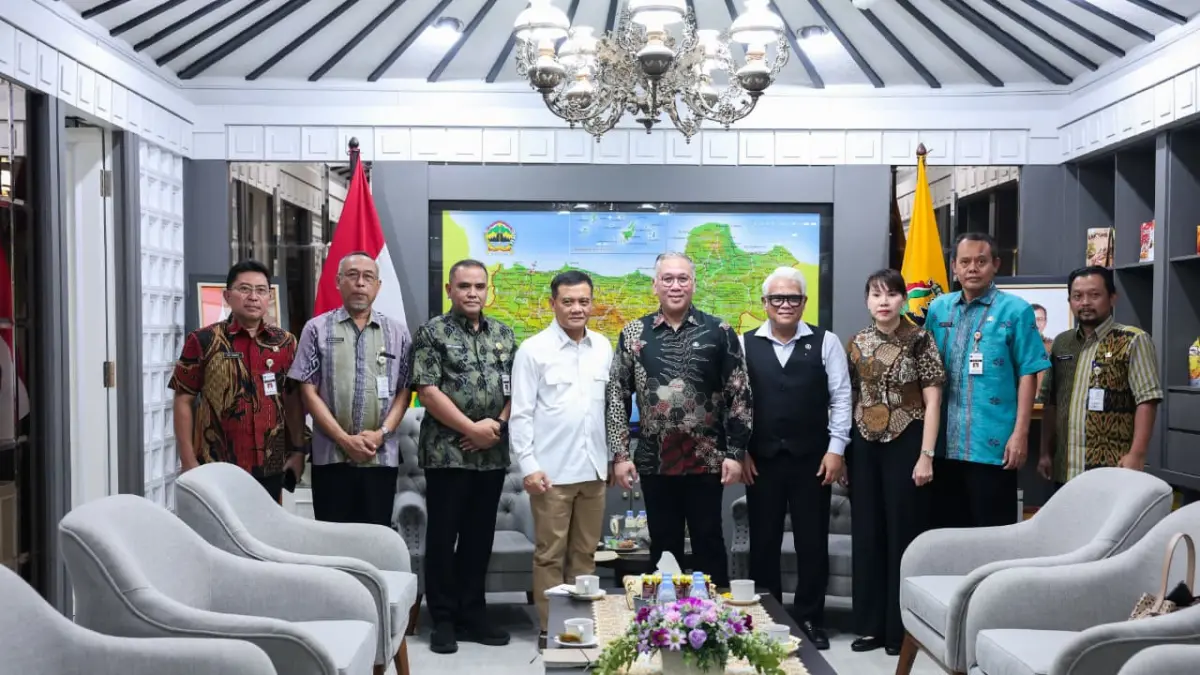 Gubernur Jawa Tengah Ahmad Luthfi menerima audiensi delegasi IOA Global Pte Ltd Singapura di Kantor Gubernur, Semarang, Selasa (14/7).