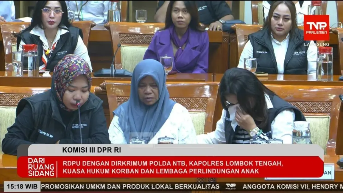 "Nyawa anak saya tak bisa dibeli selembar surat damai" 💔
Ibu korban pembakaran santri di Lombok menangis di DPR, minta Presiden Prabowo turun tangan usut oknum polisi yang diduga coba tutupi kasus kematian anaknya. @tvrparlemen