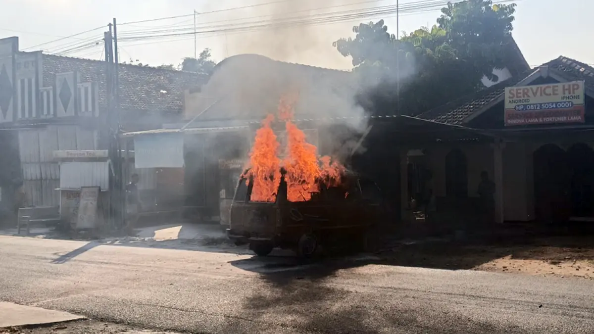 Olah TKP mobil yang terbakar sampai ludes usai mengisi BBM di SPBU Winong. (POLRESTA PATI)