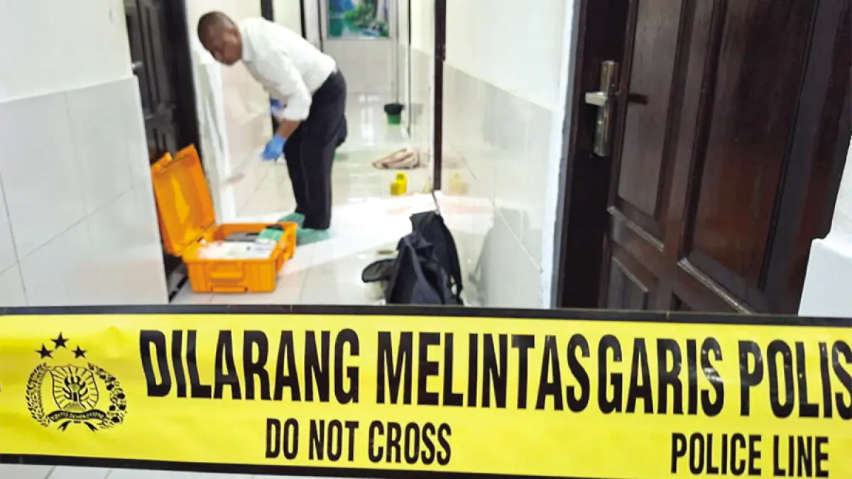 OLAH TKP: Tim Satreskrim Polres Kudus bersama Unit Inafis mengolah TKP di sebuah kamar hotel, Senin (13/7). (ANDIKA TRISNA SAPUTRA/RADAR KUDUS)
