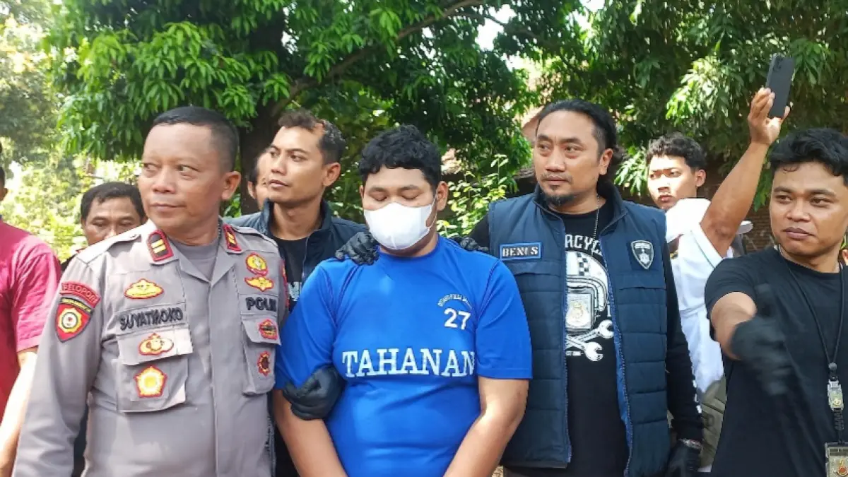 PASAL BERLAPIS: Terpidana kekerasan seksual asal Desa Sedang, Kecamatan Kalinyamatan Safiq (baju tahanan) saat menjalani konferensi pers di kediamannya pada tahun lalu. (FIKRI THOHARUDIN/RADAR KUDUS)