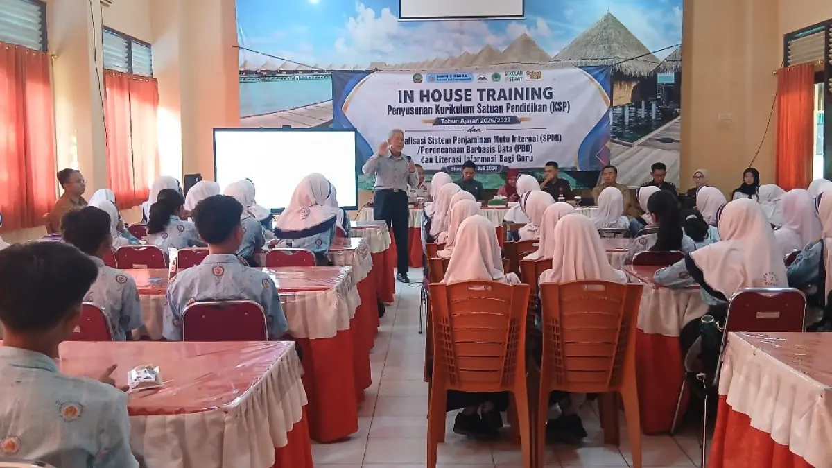 PATUH: Pujianto terpidana kasus penendang kucing saat menjalani kerja sosial di hadapan siswa-siswi SMPN 2 Blora, Selasa (14/07). (EKO SANTOSO/RADAR KUDUS)
