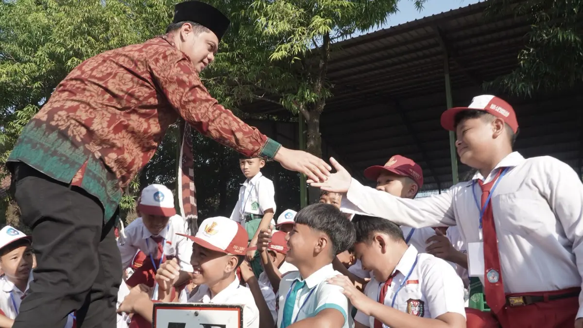 PRIORITAS: Bupati Jepara Witiarso membuka MPLS di SMPN 1 Mlonggo dan menegaskan komitmen memperkuat pendidikan melalui program strategis.