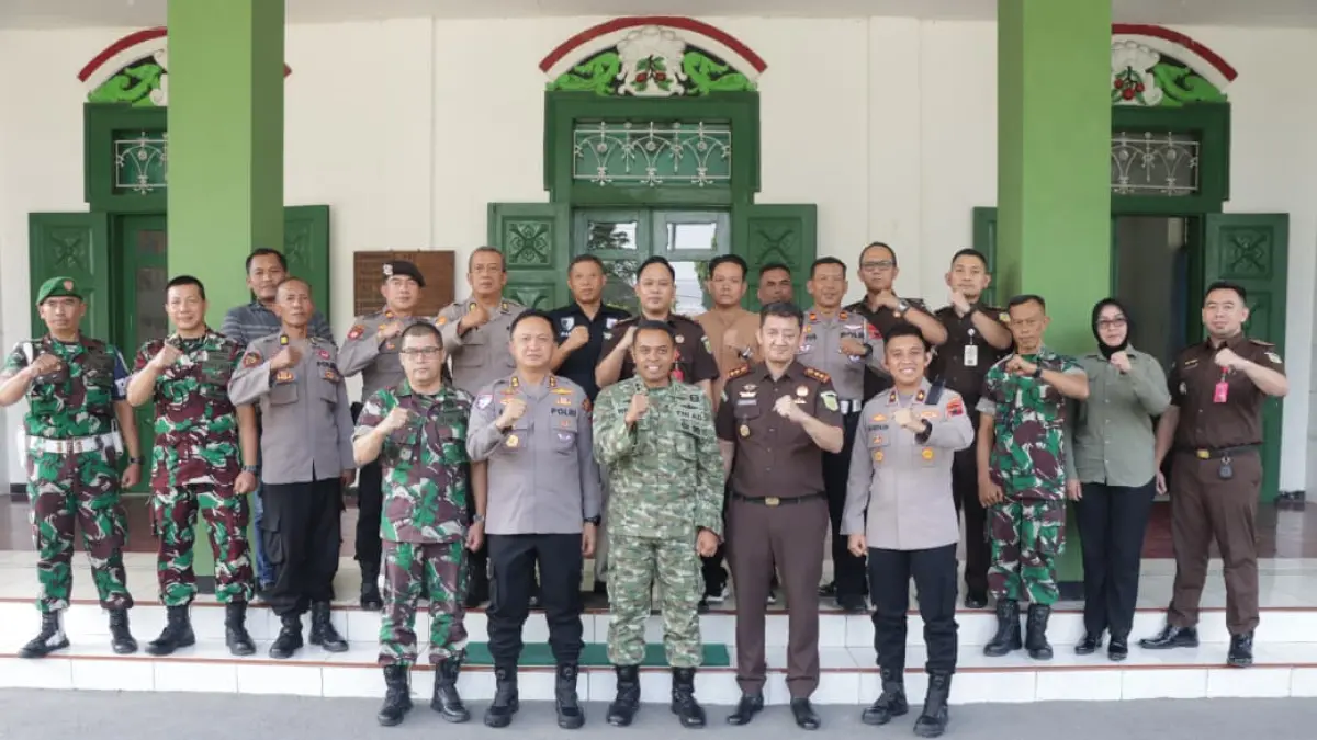 SINERGI – Kapolres Grobogan AKBP Endhie Pratama bersama Dandim) 0717/Grobogan Letkol Inf. Wefri Sandiyanto dan Kepala Kejaksaan Negeri (Kajari) Grobogan Sefran Haryadi lakukab salam komando sibergitas. 