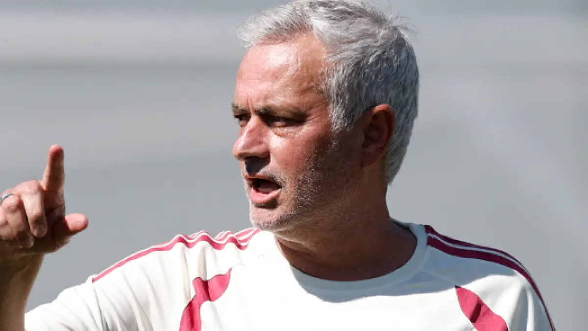The Special One kembali! 
13 tahun berpisah, Jose Mourinho resmi pimpin latihan perdana Real Madrid musim 2026/2027 di Valdebebas.