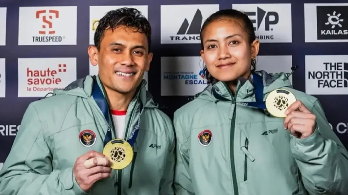 Veddriq Leonardo (kiri) meraih medali emas nomor speed putra pada World Climbing Series Chamonix 2026.