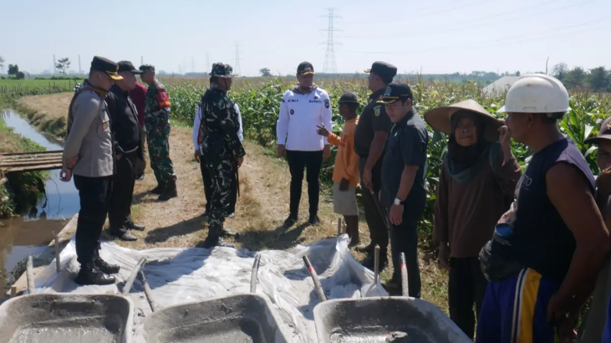 BANGUN DESA: Proses peletakan dasar cor pertama jalan usaha tani di Desa Kedungleper, Kecamatan Bangsri pada Selasa (15/7). (FIKRI THOHARUDIN/RADAR KUDUS)&nbsp;