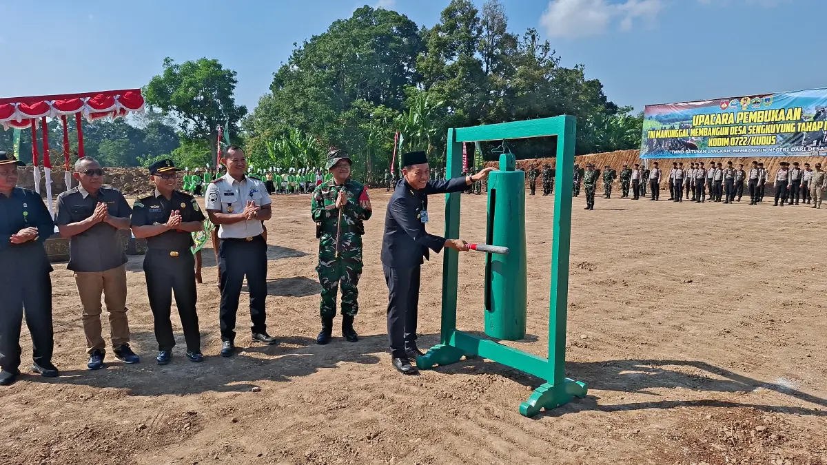 BUNYIKAN: Bupati Kudus Sam’ani Intakoris memukul kenthongan sebagai tanda dimulainya TMMD Sengkuyung Tahap III Tahun Anggaran 2026 di Desa Rejosari, Rabu (15/7). (ANDIKA TRISNA SAPUTRA/RADAR KUDUS)
