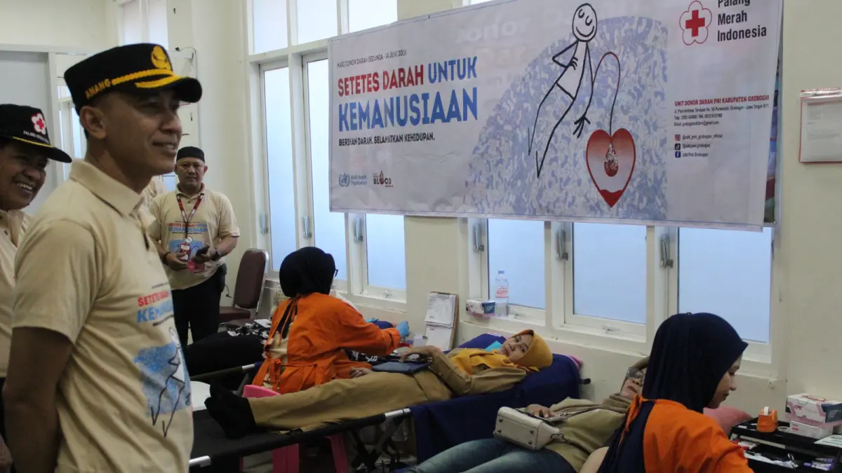 DONOR DARAH: Sejumlah warga saat melakukan donor darah di PMI Grobogan.
