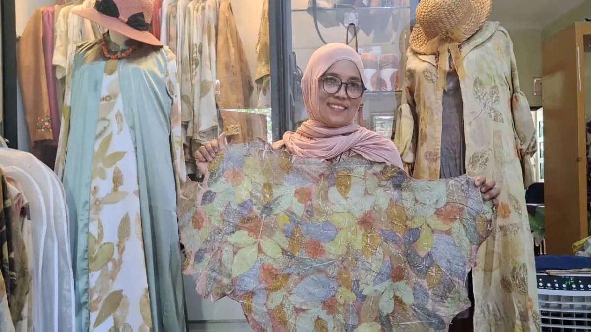 Helma Susanti dengan hasil ecoprintnya di kulit domba
