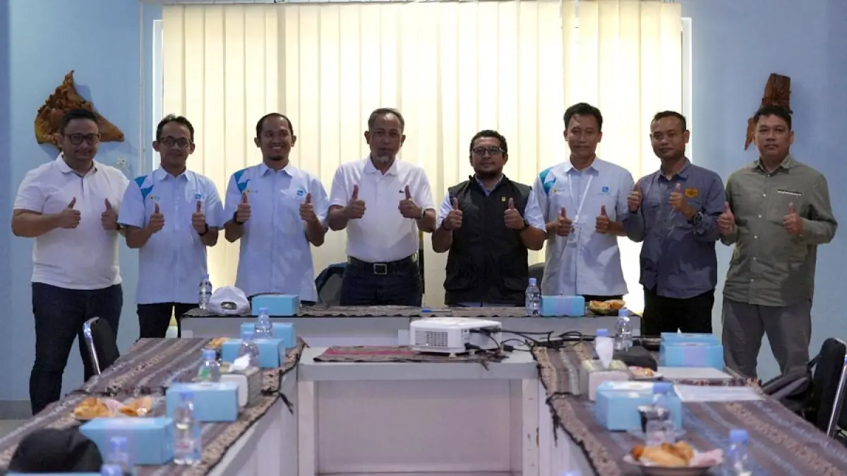 Jajaran manajemen PLN UID Jawa Tengah, PLN UIK Tanjung Jati B, dan tenaga ahli Rumah BUMN Jepara berfoto bersama usai kegiatan serah terima pengelolaan Rumah BUMN Jepara di Kauman, Jepara, Selasa (30/6). 