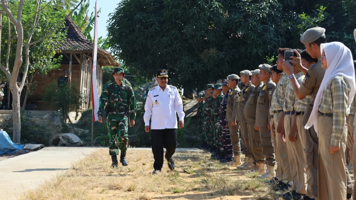 KODIM REMBANG/RADAR KUDUS

CEK PASUKAN: Bupati Rembang Harno bersama Kasdim 0720/Rembang Mayor Inf Didik Jati Susanto mewakili Dandim mengecek pasukan pasukan saat upacara pembukaan TMMD di Pondokrejo, Bulu.