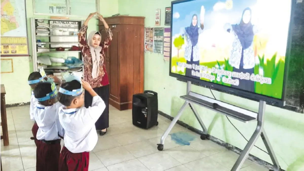NYANYI BARENG: Guru wali kelas I mengajak tiga murid baru bernyanyi bersama saat kegiatan MPLS di SD 5 Hadipolo, Jekulo, Kudus. (INDAH SUSANTI/RADAR KUDUS)