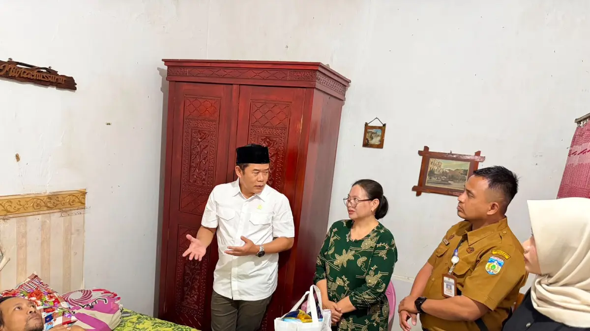 PEDULI: Ketua DPRD Jepara Agus Sutisna menjenguk dan memberikan bantuan kepada pendamping desa Miftahur Surur di Bangsri yang sedang sakit.