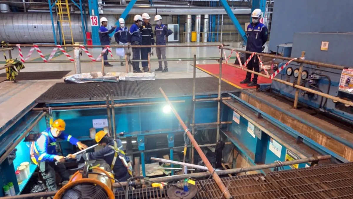 Petugas melaksanakan pekerjaan pemeliharaan pada area turbine and auxiliaries Unit 2 PLTU Tanjung Jati B. 