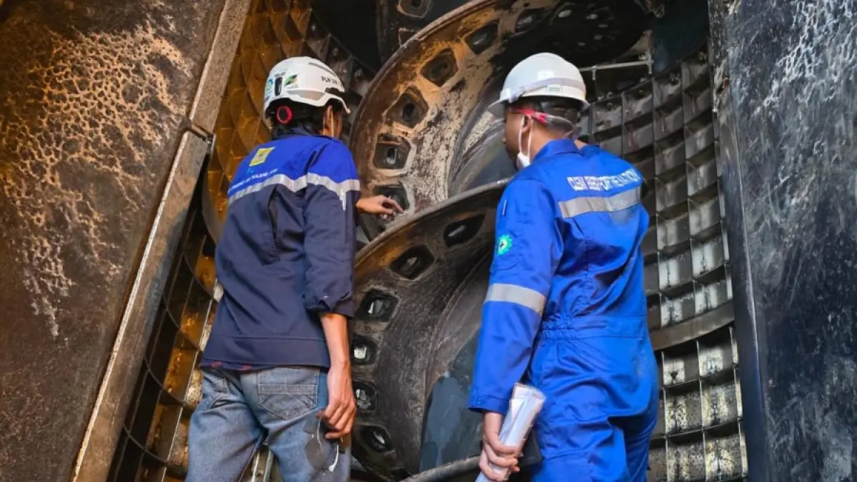Petugas melakukan pemeriksaan komponen utama pembangkit dalam kegiatan planned outage Unit 2 PLTU Tanjung Jati B. 
