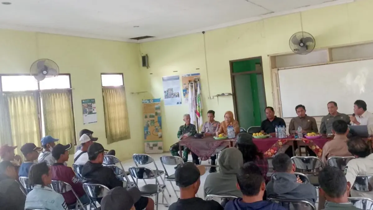 RAMAI: Warga Desa Nglebak, Kecamatan Kradenan, Blora, menggeruduk kantor Kawasan Hutan Dengan Tujuan Khusus (KHDTK) UGM kemarin. (LILIK UNTUK RADAR KUDUS)