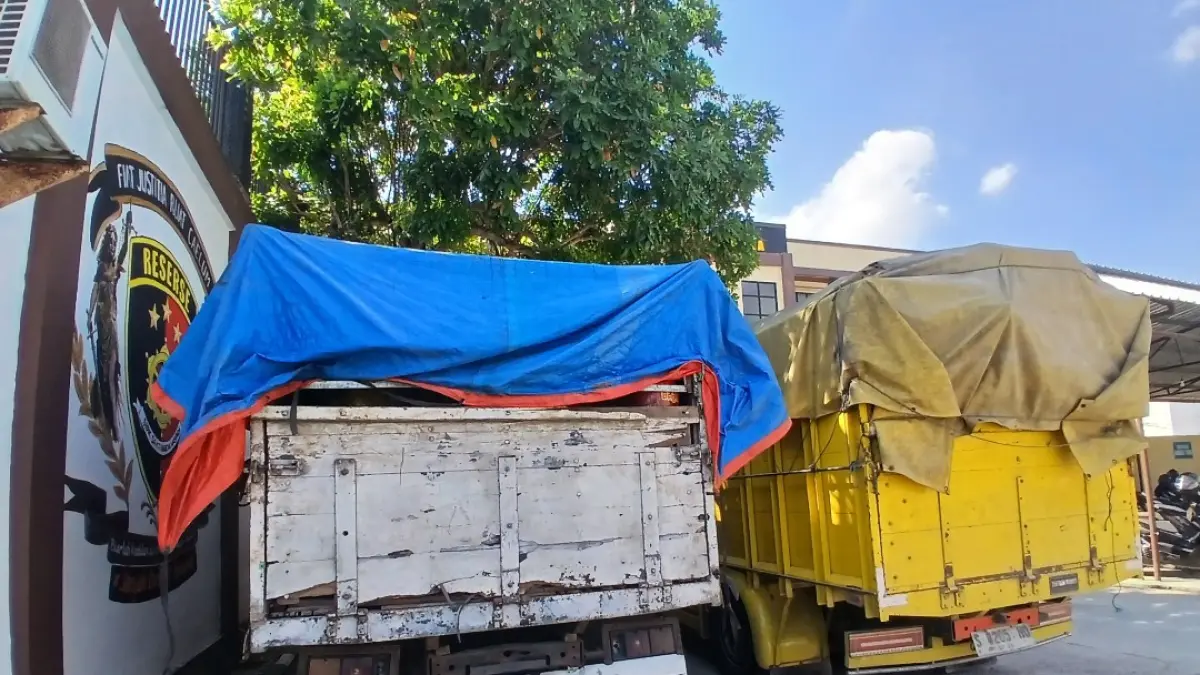 RINGKUS: Dua truk bermuatan tabung gas elpiji yang diamankan di Mapolres Blora, Rabu (15/07). (EKO SANTOSO/RADAR KUDUS)
