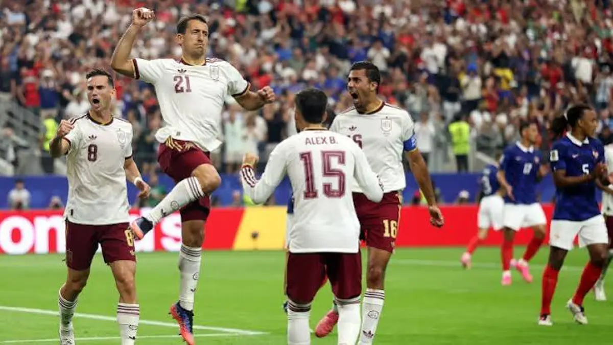 Selebrasi para pemain Spanyol usai mengalahkan Prancis 2-0 pada semifinal Piala Dunia 2026 di A&T Stadium, Arlington, Rabu (15/7) dini hari WIB. Kemenangan ini membawa La Roja melaju ke partai final.
