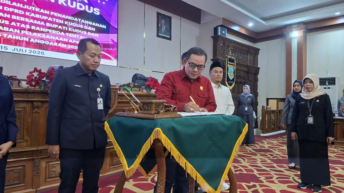 SEPAKAT: Ketua DPRD Kudus H. Masan, SE., MM. bersama Bupati Kudus, Sam’ani Intakoris menandatangani berita acara rapat paripurna di Gedung DPRD Kudus, Rabu (15/7). (ANDIKA TRISNA SAPUTRA/RADAR KUDUS)