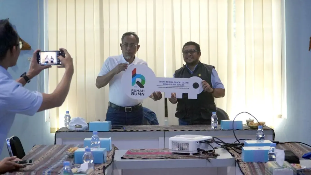 Senior Manager Keuangan, Komunikasi dan Umum PLN UIK Tanjung Jati B, Hary Subagyo (kanan), bersama Senior Manager Komunikasi dan Umum PLN UID Jawa Tengah, Moh Sarno (kiri), melakukan serah terima simbolis pengelolaan Rumah BUMN Jepara di Kauman, Jepara, Selasa (30/6).