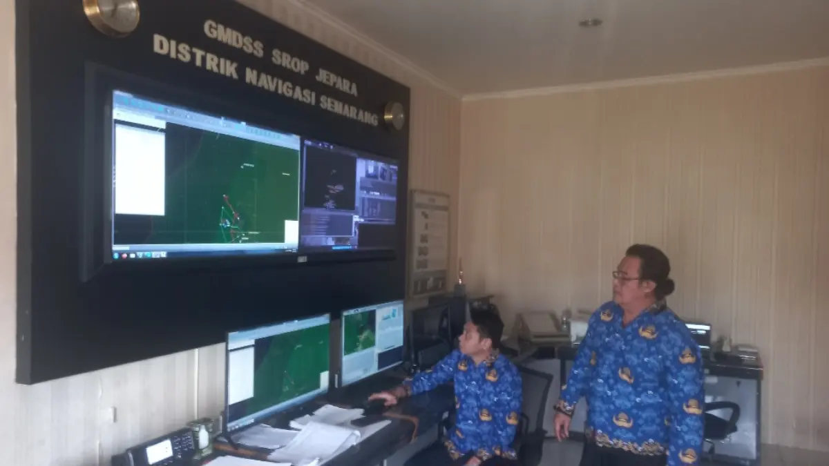 PANTAU: Kepala Stasiun Radio Pantai (SROP) Jepara Distrik Navigasi Semarang Direktorat Jenderal Perhubungan Laut Kementerian Perhubungan, Edi Pitono, menunjukkan kondisi titik koordinat tongkang yang terdampar, 3,5 mil dari darat. (FIKRI THOHARUDIN/RADAR KUDUS)