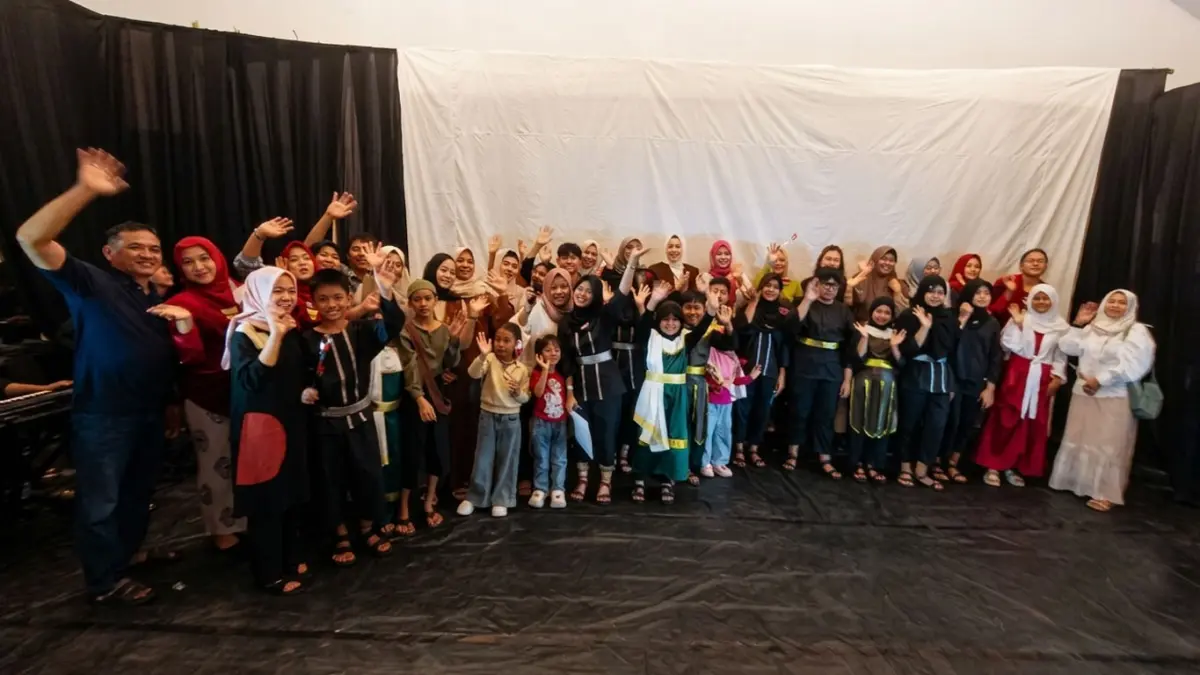 MEMAKAU – Penampilan dari siswa ELCI School Purwodadi saat menampilkan drama dalam balutan bahasan ingris bertajuk Magada Kingdom Has Fallen pada gelaran ELCI School 6th Inauguration Program 2026 di Twenty Three Coffee, Desa Krangganharjo, Kecamatan Toroh, Kabupaten Grobogan, Senin malam (13/7).